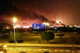 الاخبار:شلیک به آرامکو از نگاهی دیگر؛ عربستان در برابر معادله نفت در مقابل نفت قرار گرفته