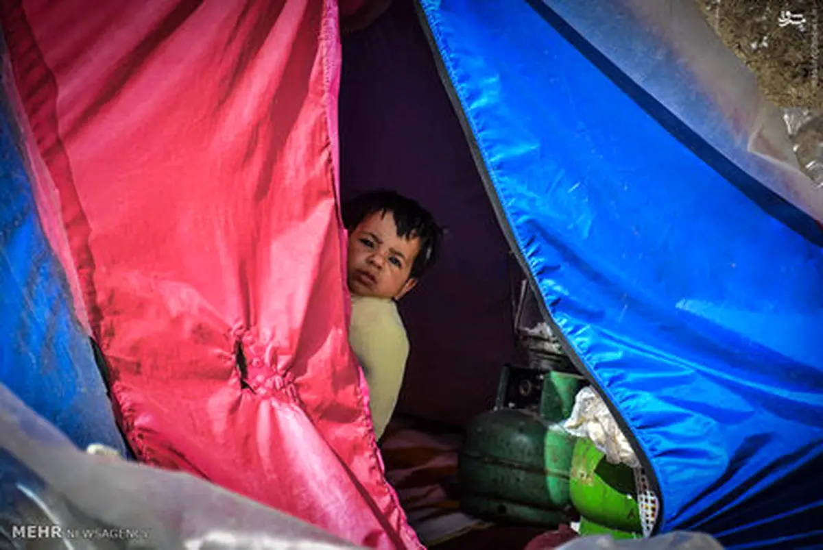 عکس/ روزگار سخت باران و مادرش