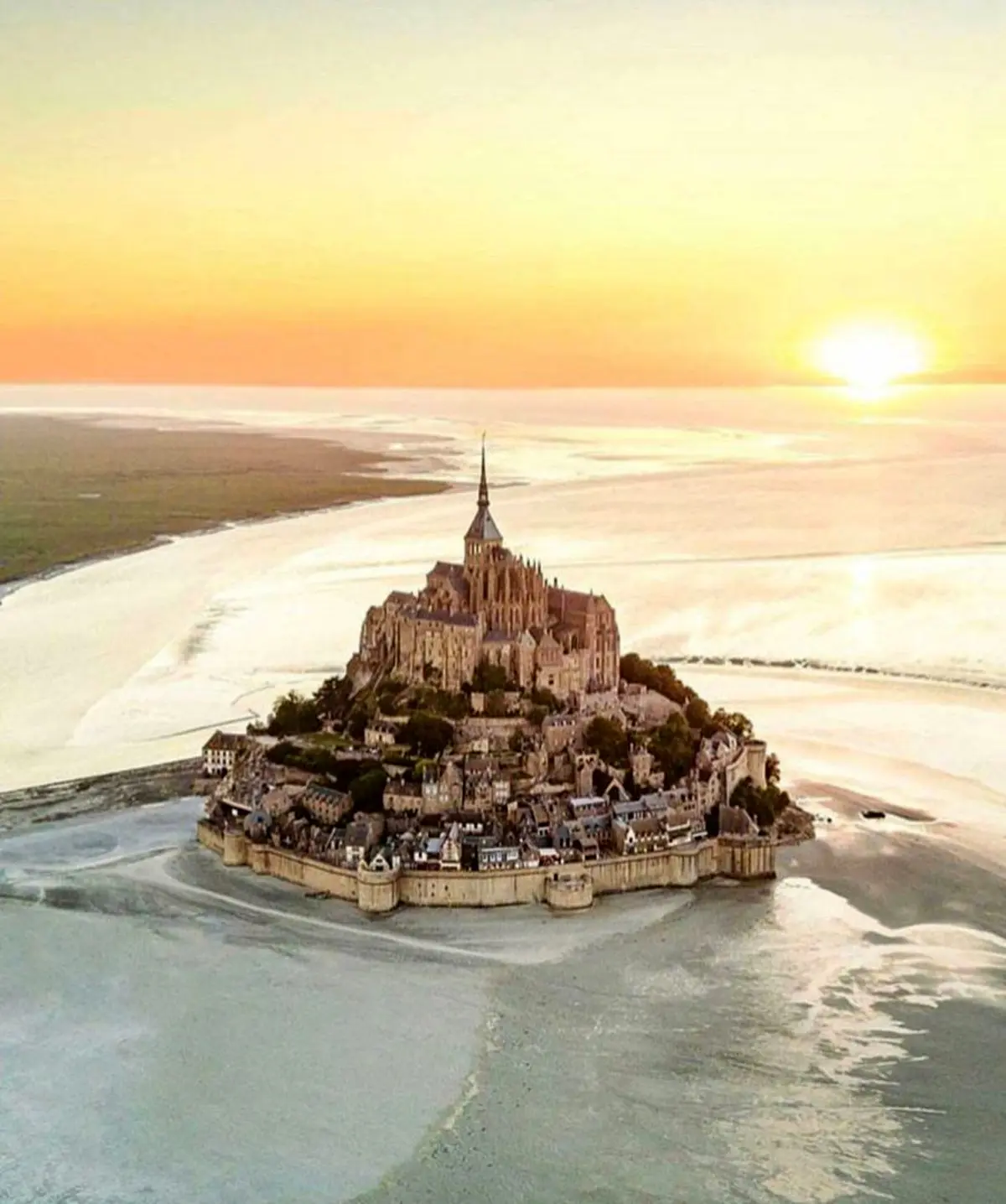 تصویری زیبا از مونت سنت میشل جزیره سنگی کوچک
