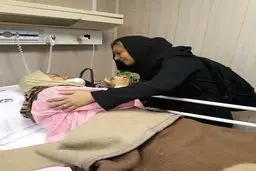 خانم بازیگر در كنار زلزله زدگان كرمانشاه، در بيمارستان/عکس