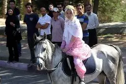 دختری که با اسب سفید به استقبال روحانی رفت/عکس