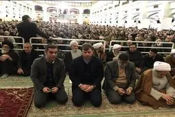 تصویری از حضور سرمربی ترکیه ای تراکتور سازی در نماز جمعه