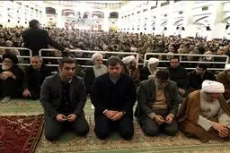 تصویری از حضور سرمربی ترکیه ای تراکتور سازی در نماز جمعه