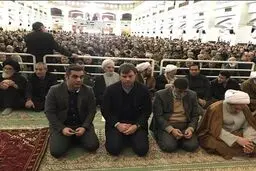 تصویری از حضور سرمربی ترکیه ای تراکتور سازی در نماز جمعه