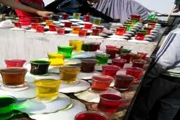 عكس/ سنگ تمام براي رفع عطش زائران اربعین