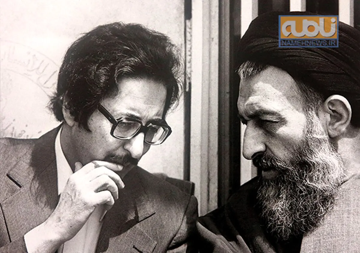 آیت‌الله محمد بهشتی و ابوالحسن بنی‌صدر در حاشیه راهپیمایی روز کارگر
