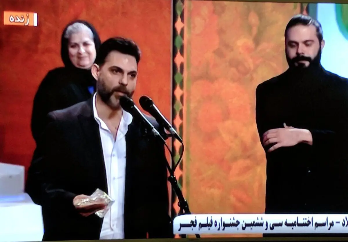 پیمان معادی در لحظه دریافت جایزه ویژه هیات داوران جشنواره فجر /عکس