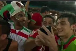 عکس سلفی سردار آزمون با هواداران پس از پیروزی ایران