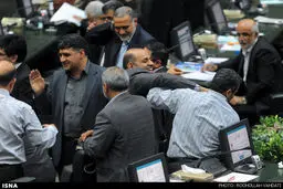 شوخی فیزیکی نمایندگان مجلس/عکس