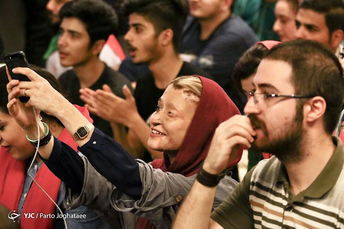 دختر قربانی اسیدپاشی اصفهان در حال تماشای فوتبال ایران و پرتغال/عکس
