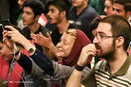 دختر قربانی اسیدپاشی اصفهان در حال تماشای فوتبال ایران و پرتغال/عکس