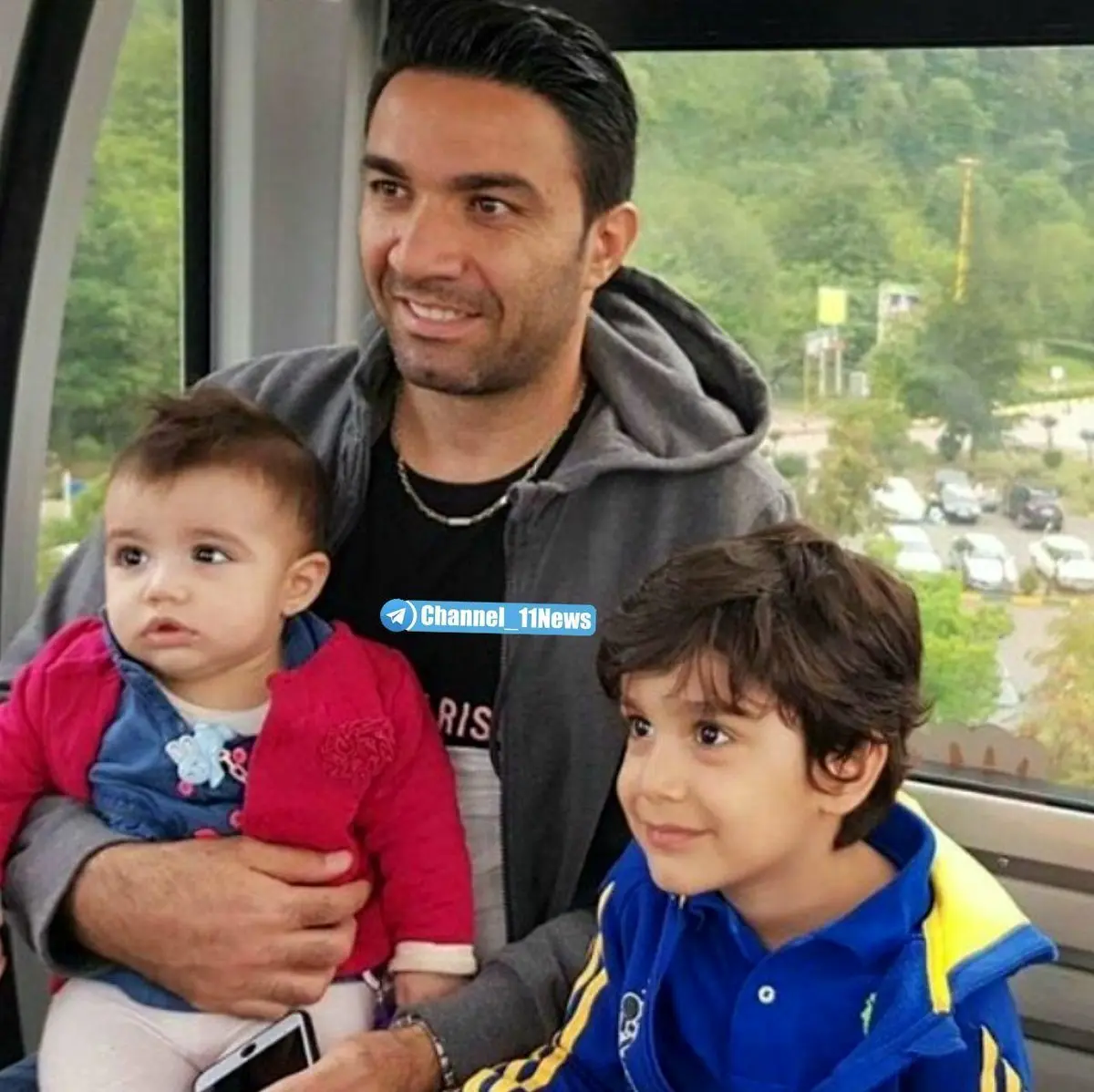 تصویری زیبا از کاپیتان اسبق تیم‌ملی به همراه فرزندانش