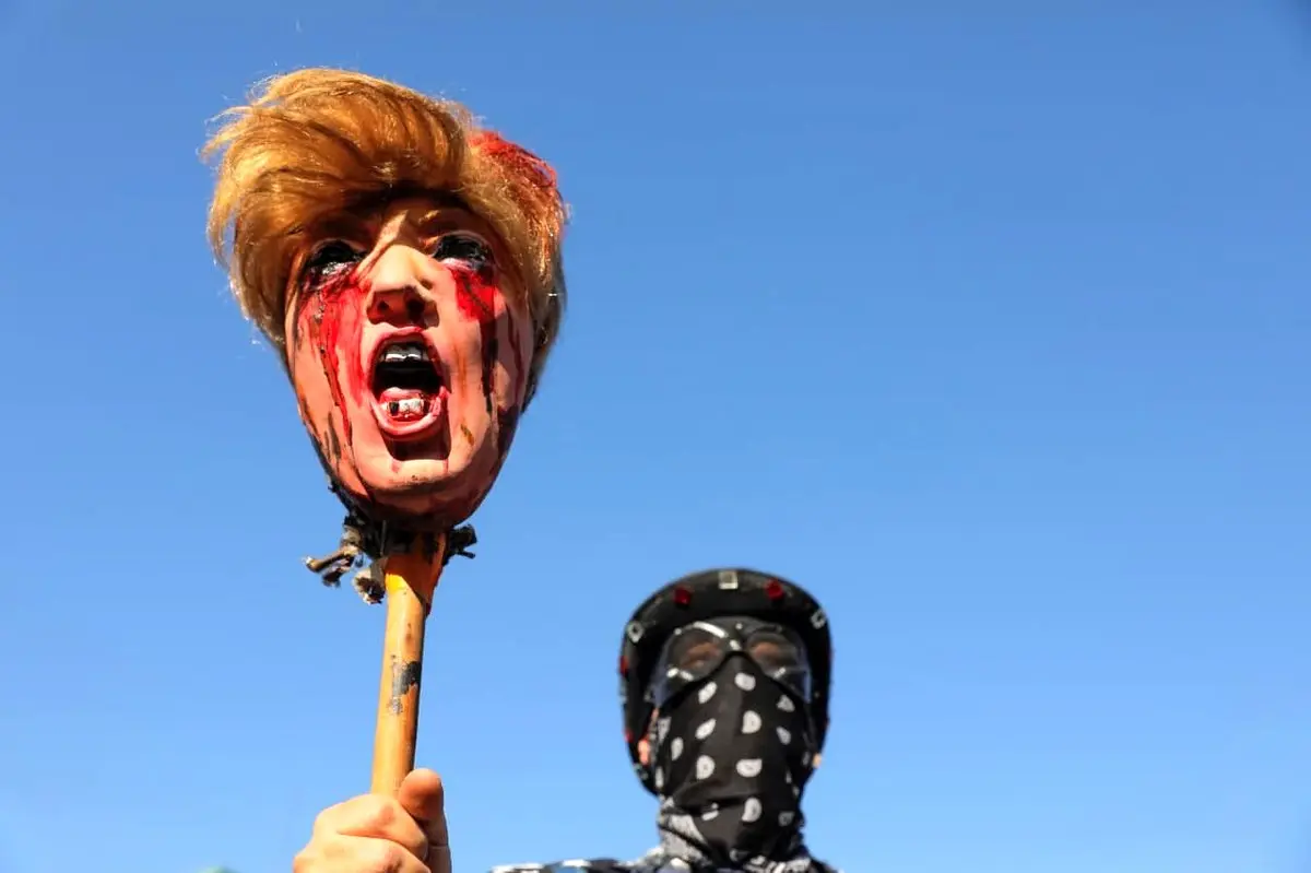 عکس جالب سر دونالد ترامپ روی نیزه