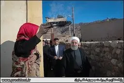 روایت تصویری از دیدار چهره به چهره روحانی با زلزله‌زدگان کرمان در چادرهای‎شان