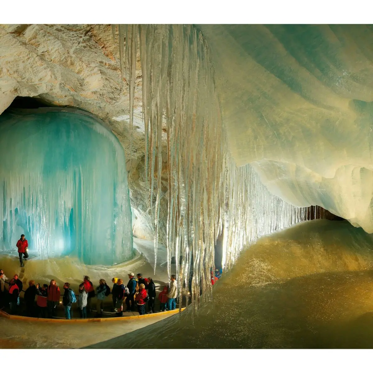 شگفتی فوق العاده از غار یخی/ عکس