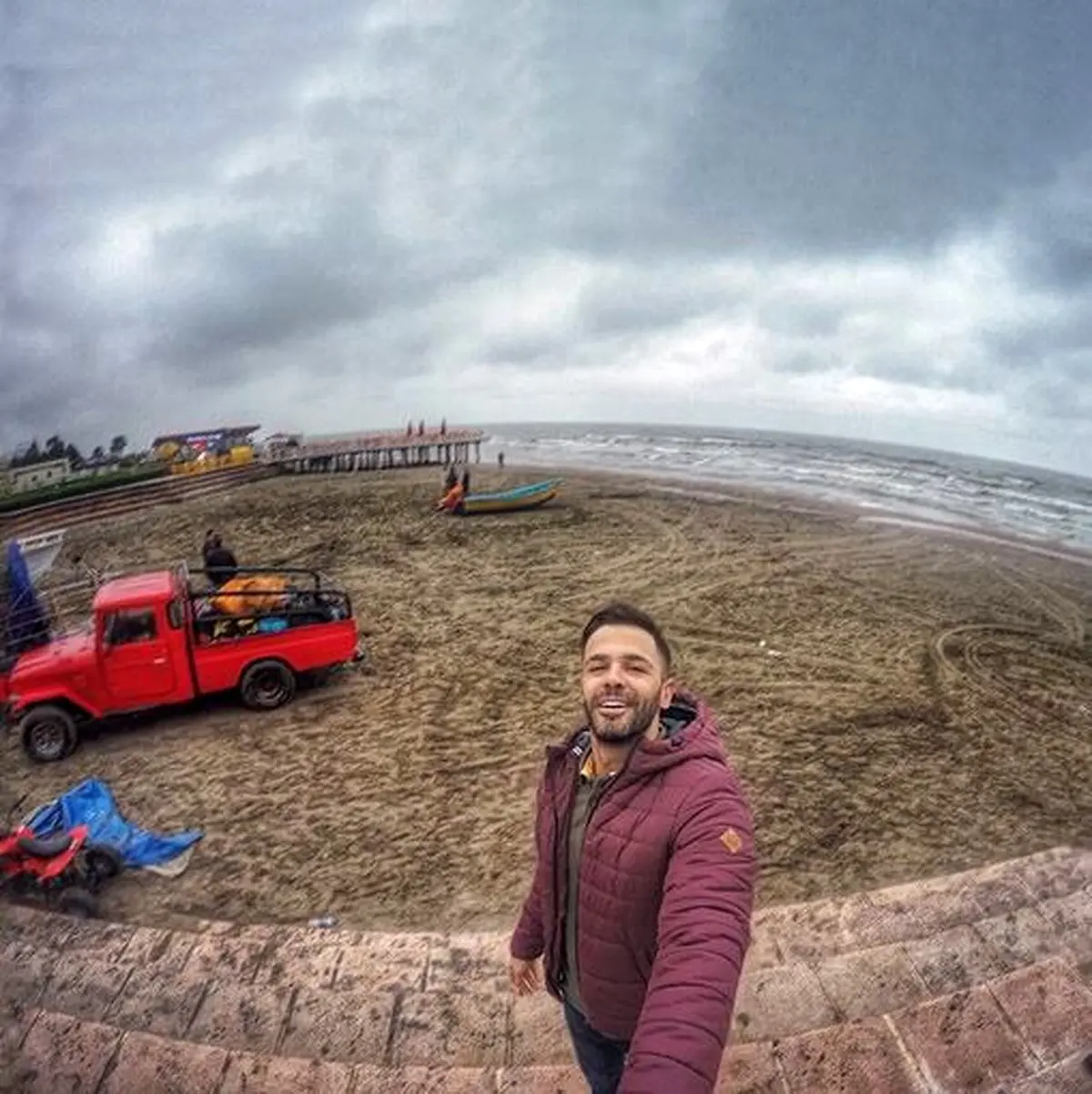 سلفی سیروان خسروی کنار دریا/ عکس