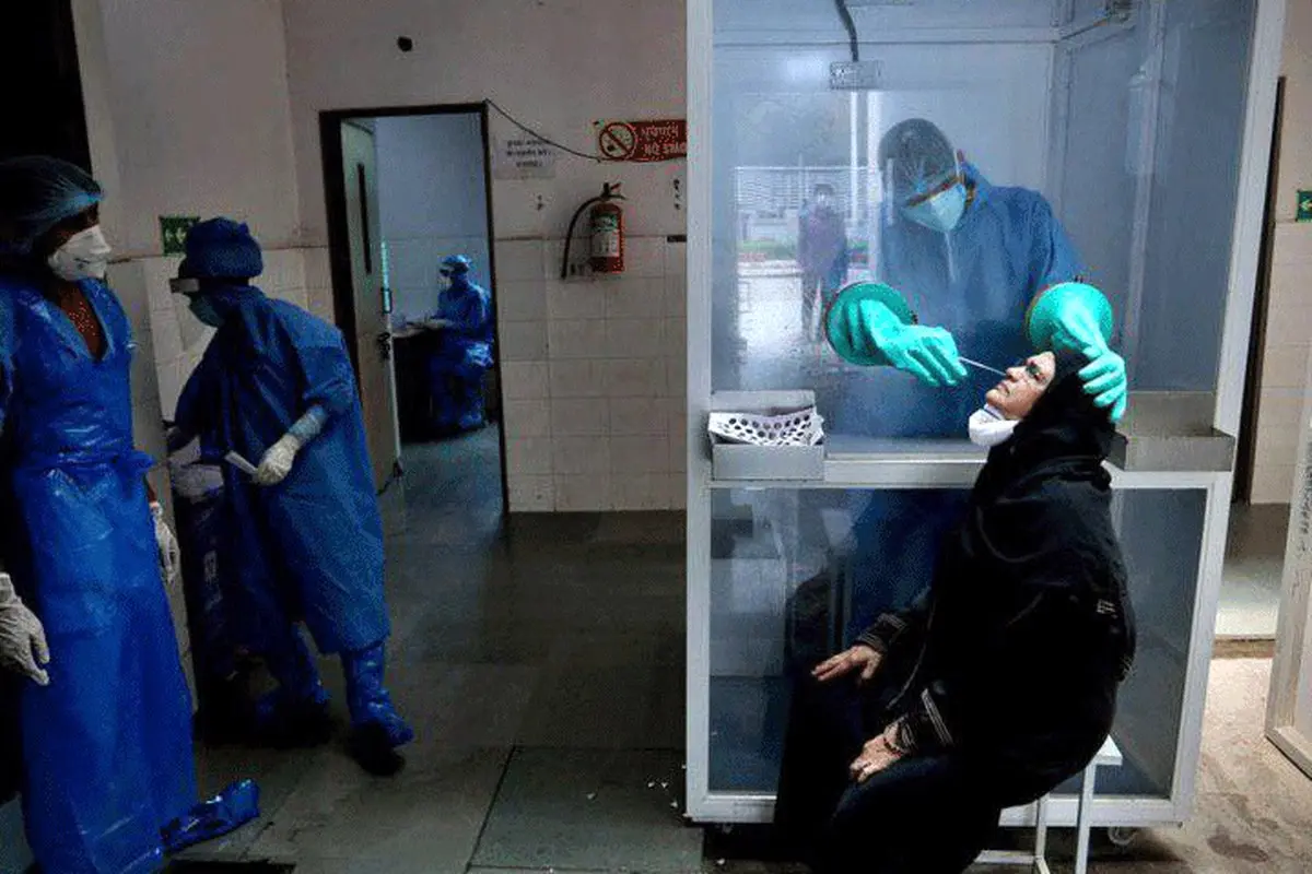 آزمایش کرونا از پشت شیشه! + عکس
