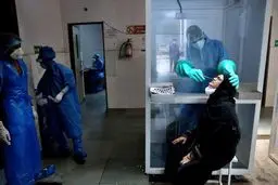 آزمایش کرونا از پشت شیشه! + عکس