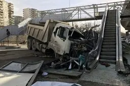 برخورد وحشتناک کامیون با پله برقی در نوبنیاد/ عکس