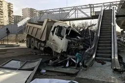 برخورد وحشتناک کامیون با پله برقی در نوبنیاد/ عکس