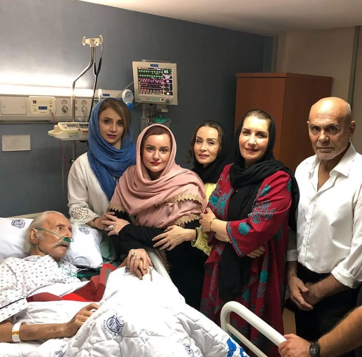 عيادت هنرمندان از جمشيد مشايخى/عکس