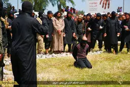 داعش دو جوان را سنگسار کرد/تصاویر