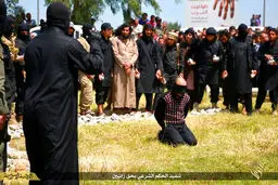 داعش دو جوان را سنگسار کرد/تصاویر