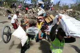 فرار مردم ونزوئلا به کلمبیا برای خرید غذا