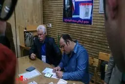 تصویر/ مهران غفوریان در حال نوشتن رای