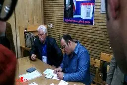 تصویر/ مهران غفوریان در حال نوشتن رای