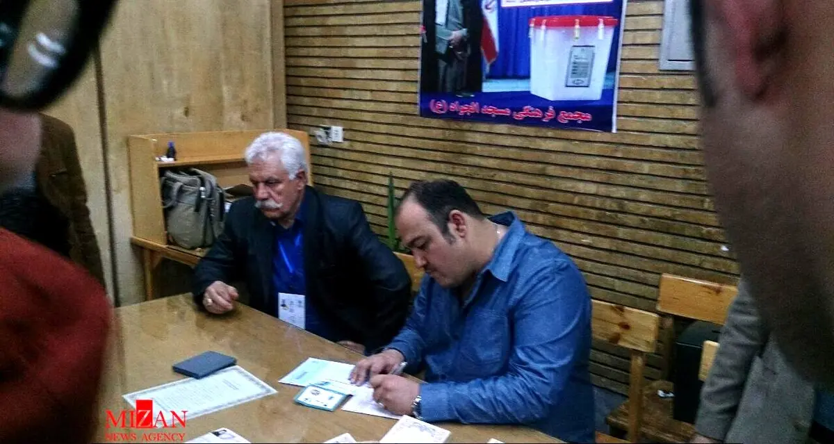 تصویر/ مهران غفوریان در حال نوشتن رای