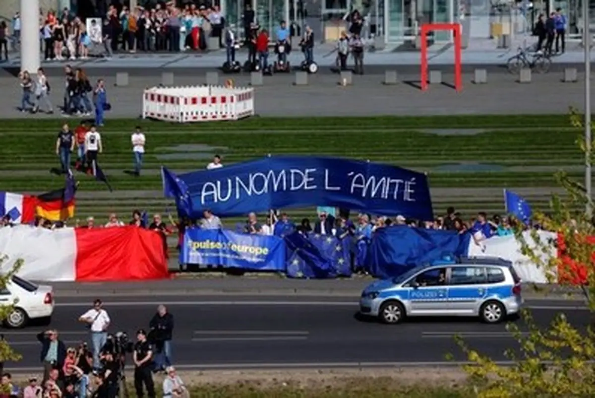 حواشی دیدار رئیس جمهور جوان فرانسه و صدر اعظم آلمان/تصاویر