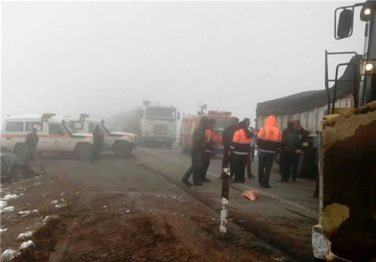 تصاویری از تصادف زنجیره‌ای 26 خودرو در جاده دماوند