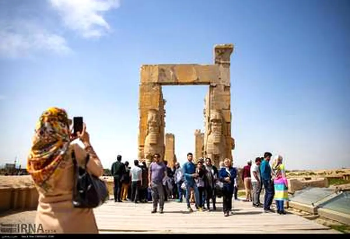 تصاویری از بازدید مسافران نوروزی از تخت جمشید