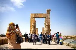 تصاویری از بازدید مسافران نوروزی از تخت جمشید