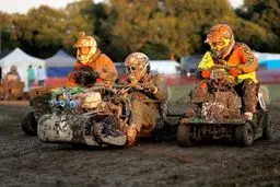 تصاویری از مسابقه عجیب چمن‌زنی