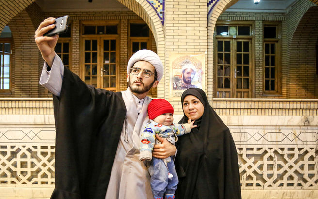 عکسی از سلفی یک طلبه و همسرش در حوزه علمیه مشهد