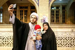 عکسی از سلفی یک طلبه و همسرش در حوزه علمیه مشهد