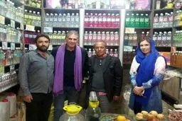 کی‌روش و همسرش در گلاب‌گیری کاشان /عکس