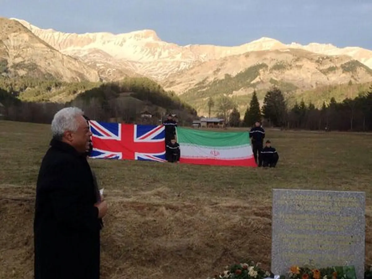 تصاویر متاثر کننده از حضور خانواده مرحوم حجت‌الاسلامی در محل سقوط هواپیما/ خانواده مرحوم جوادی به زودی در فرانسه