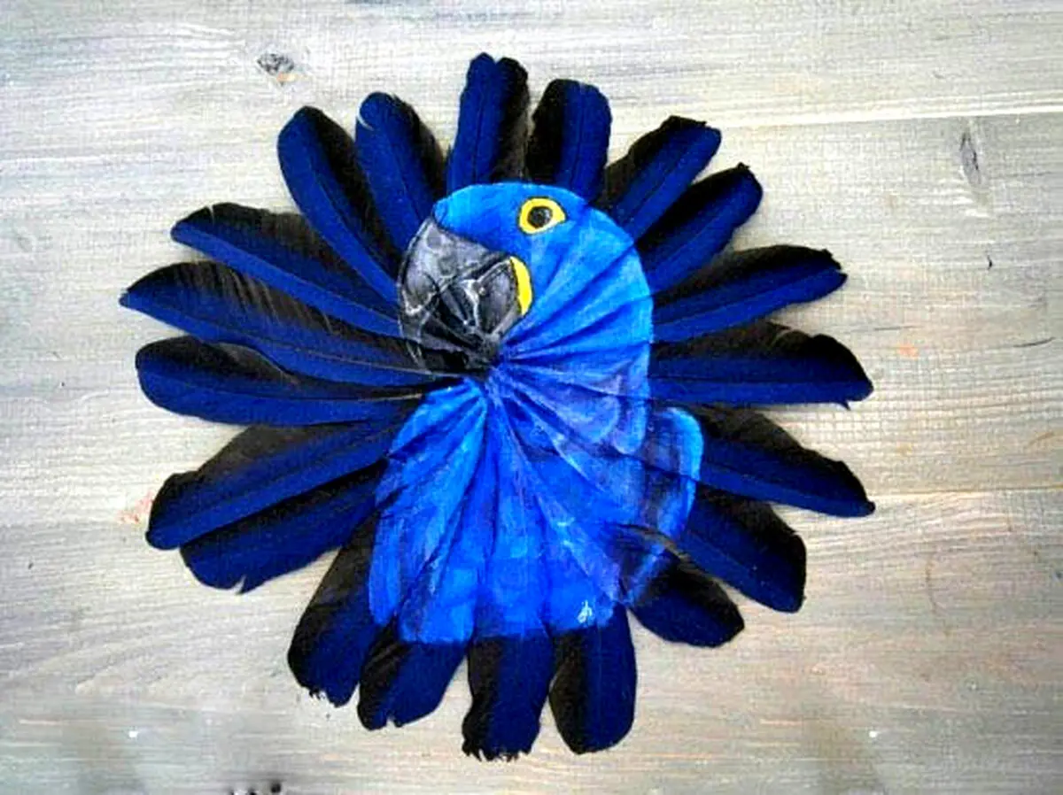نقاشی بر روی پر پرندگان + تصاویر