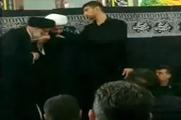بوسه امام جمعه اهواز بر دستان کارگر هفت تپه