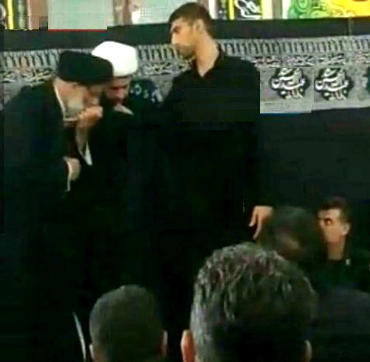 بوسه امام جمعه اهواز بر دستان کارگر هفت تپه