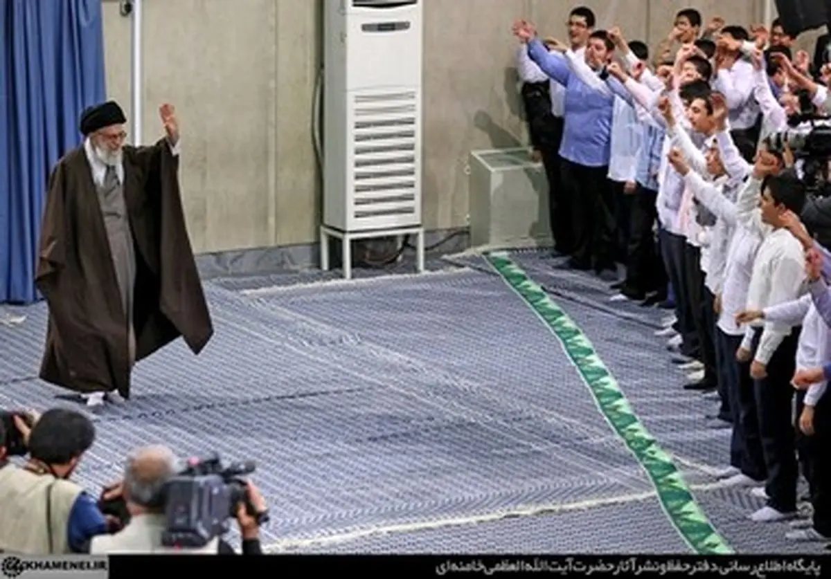 مراسم جشن تکلیف دانش‌آموزان با حضور رهبر انقلاب/تصاویر
