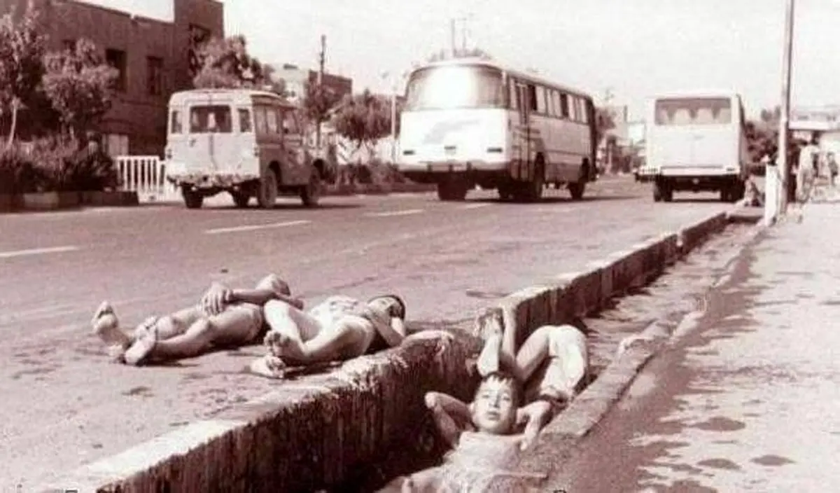 تصویری قدیمی از شنا کردن در جوی های تهران