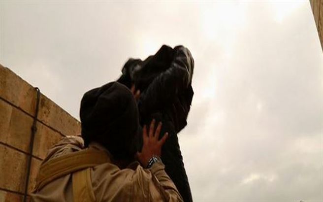 مجازات دو مرد به اتهام همجنسگرایی از سوی داعش +عکس