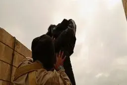 مجازات دو مرد به اتهام همجنسگرایی از سوی داعش +عکس