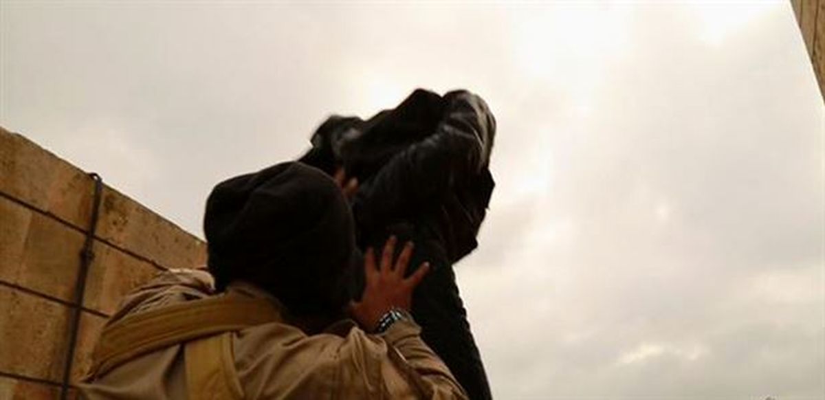 مجازات دو مرد به اتهام همجنسگرایی از سوی داعش +عکس