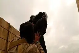 مجازات دو مرد به اتهام همجنسگرایی از سوی داعش +عکس