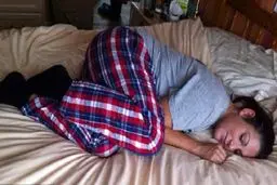 این زن اگر بخوابد فلج می شود!+عکس